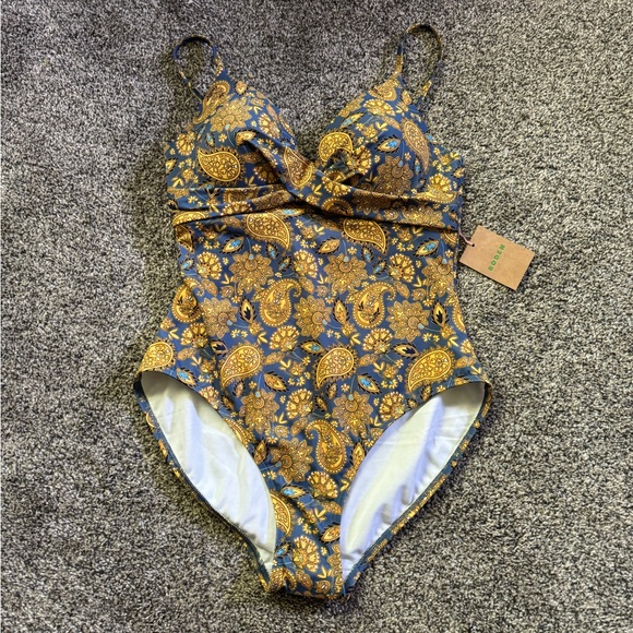 Boden Other - Boden Capri Cup-size One Piece Swimsuit size 34B